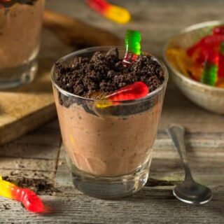 dirt cup pudding with gummy worms