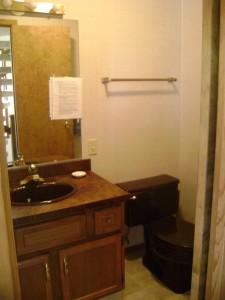 half bath on main floor of Hytta