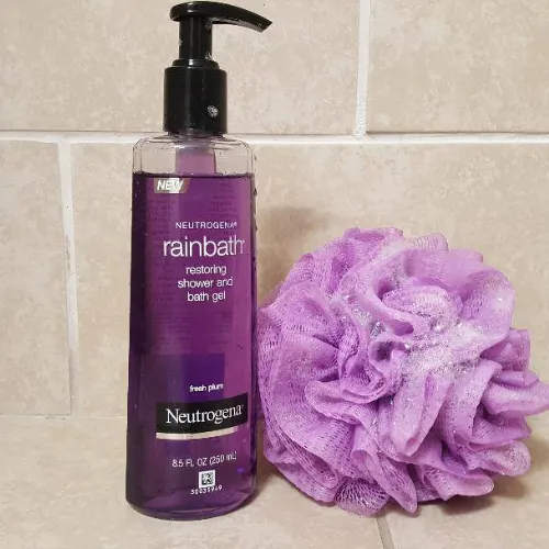 Neutrogena Rainbath Fresh Plum shower gel bottle featuring a vibrant, fruity fragrance