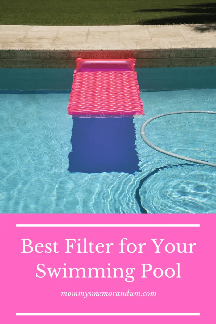 Swimming pool with a pink inflatable mattress, highlighting the best filter for your swimming pool.