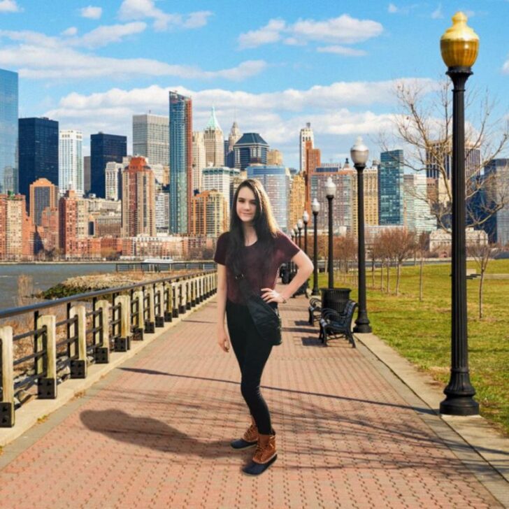 Woman with black Sash Bag in Chicago, highlighting ergonomic and stylish handbag