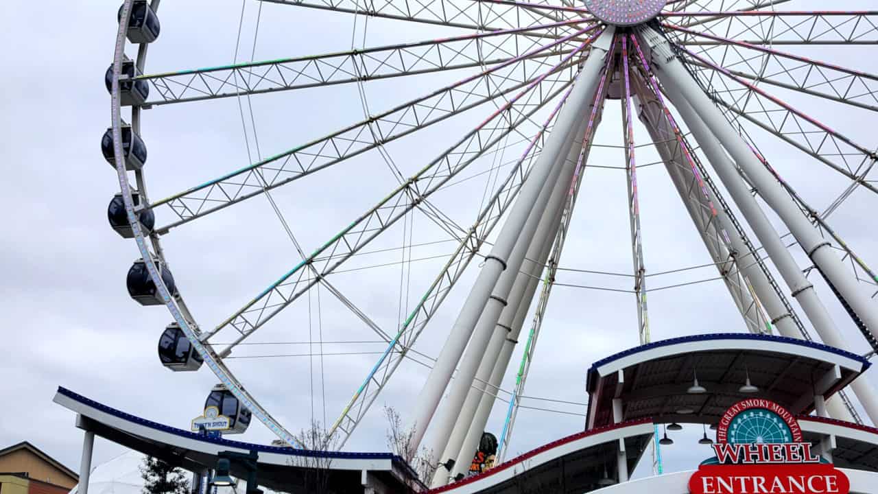 the wheel the island pigeon forge during day