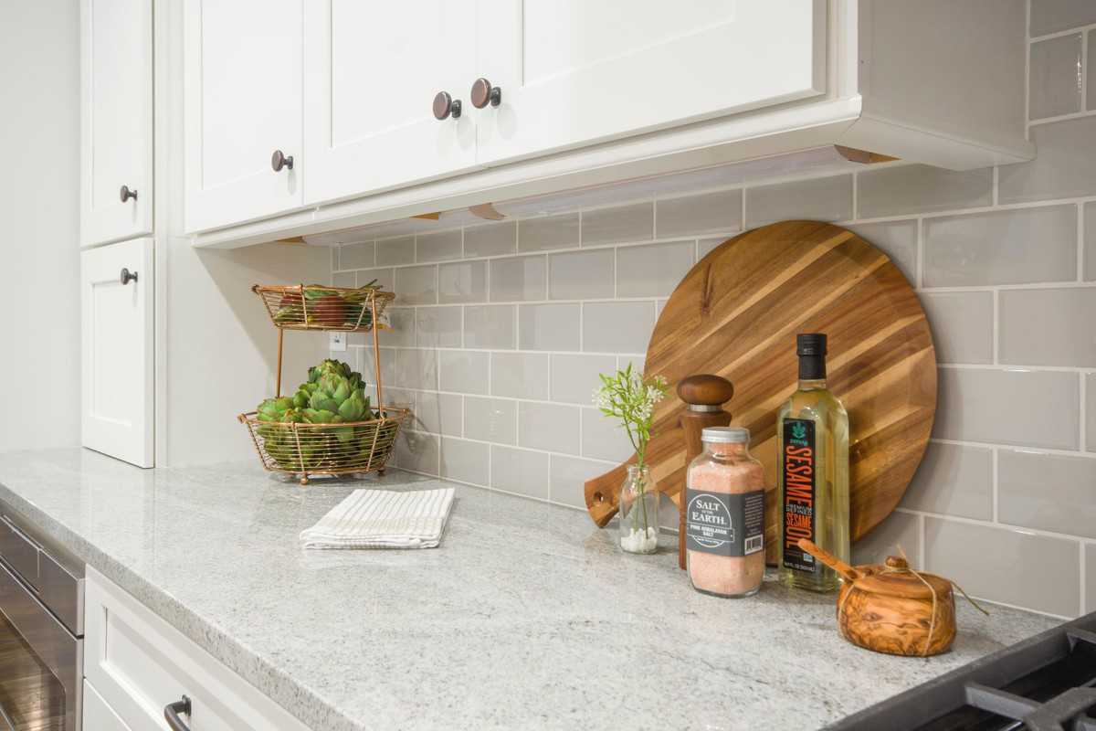 Besides choosing the kitchen countertop material you need, you have to choose the kitchen countertop styles that best match your interior décor.