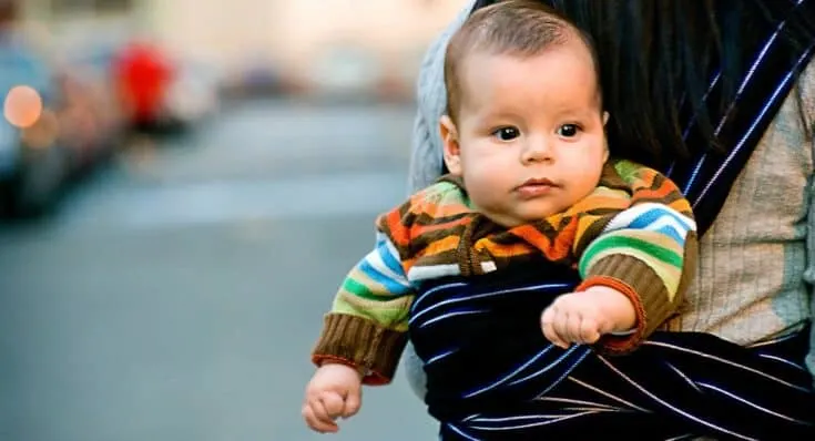 Babywearing International, a global baby clothing organization, believes that returning to this traditional practice is not only beneficial for children but also their parents and caregivers.