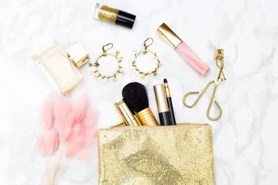 All you require in order to look drop-dead gorgeous is a good outfit, a little bit of make-up and some lightweight jewelry to complete your look.