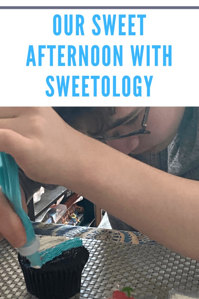 decorating cupcakes from sweetology