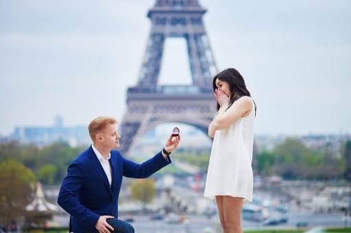 Romantic engagement in Paris couple ready to plan wedding budget