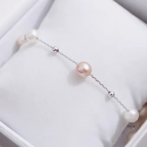 dainty pearl bracelet