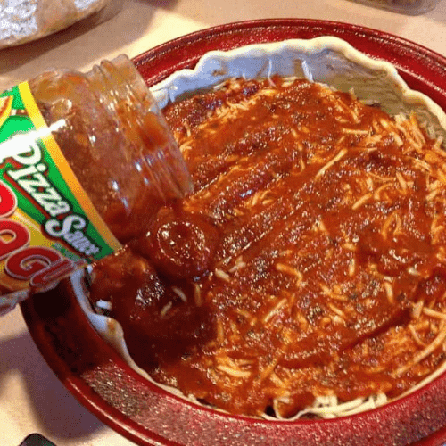 adding second layer of prizza sauce
