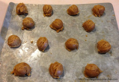 peanut-butter-cookie-balls-on-baking-tray