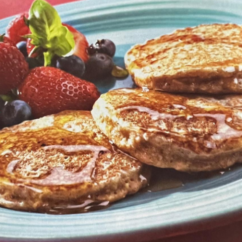 Low-Carb Oatmeal Pancake with fresh berries