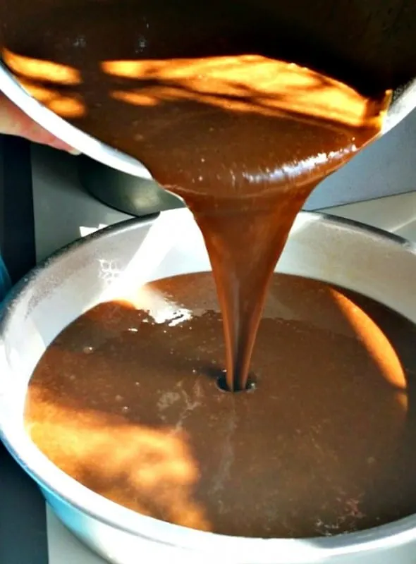 Pour Bahlsen -batter-evenly-into-pans-449x800