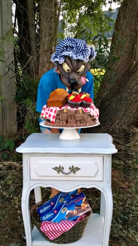 drooling-wolf-over-red-riding-hoods-cake-449x800