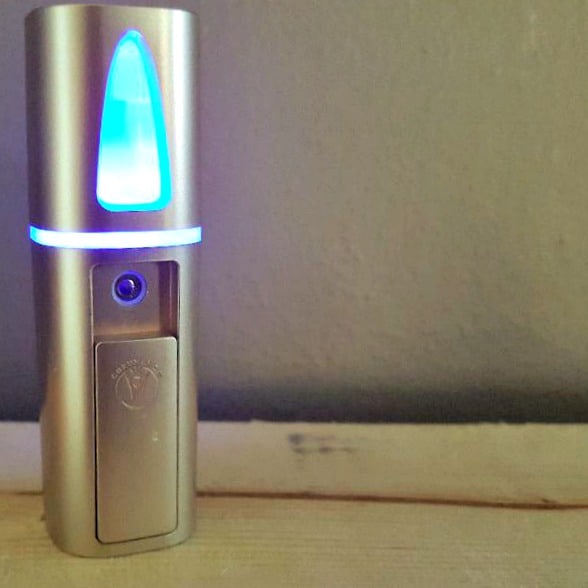 guruanda personal diffuser with blue light