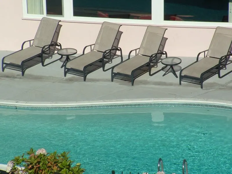 hofsas house pool with chairs