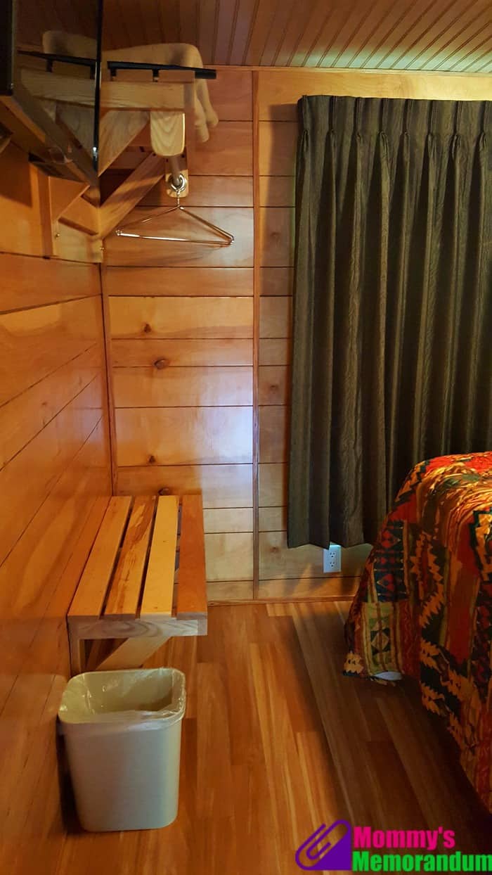 kings dominion deluxe cabin closet and bench