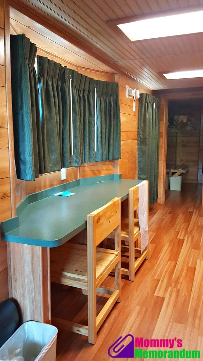 kings dominion deluxe cabin dining area