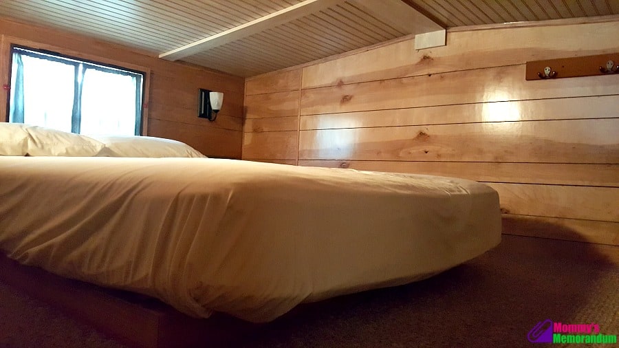 kings dominion deluxe cabin queen bed in loft
