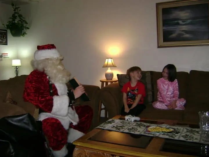 santa-claus-reads-with-the-kids